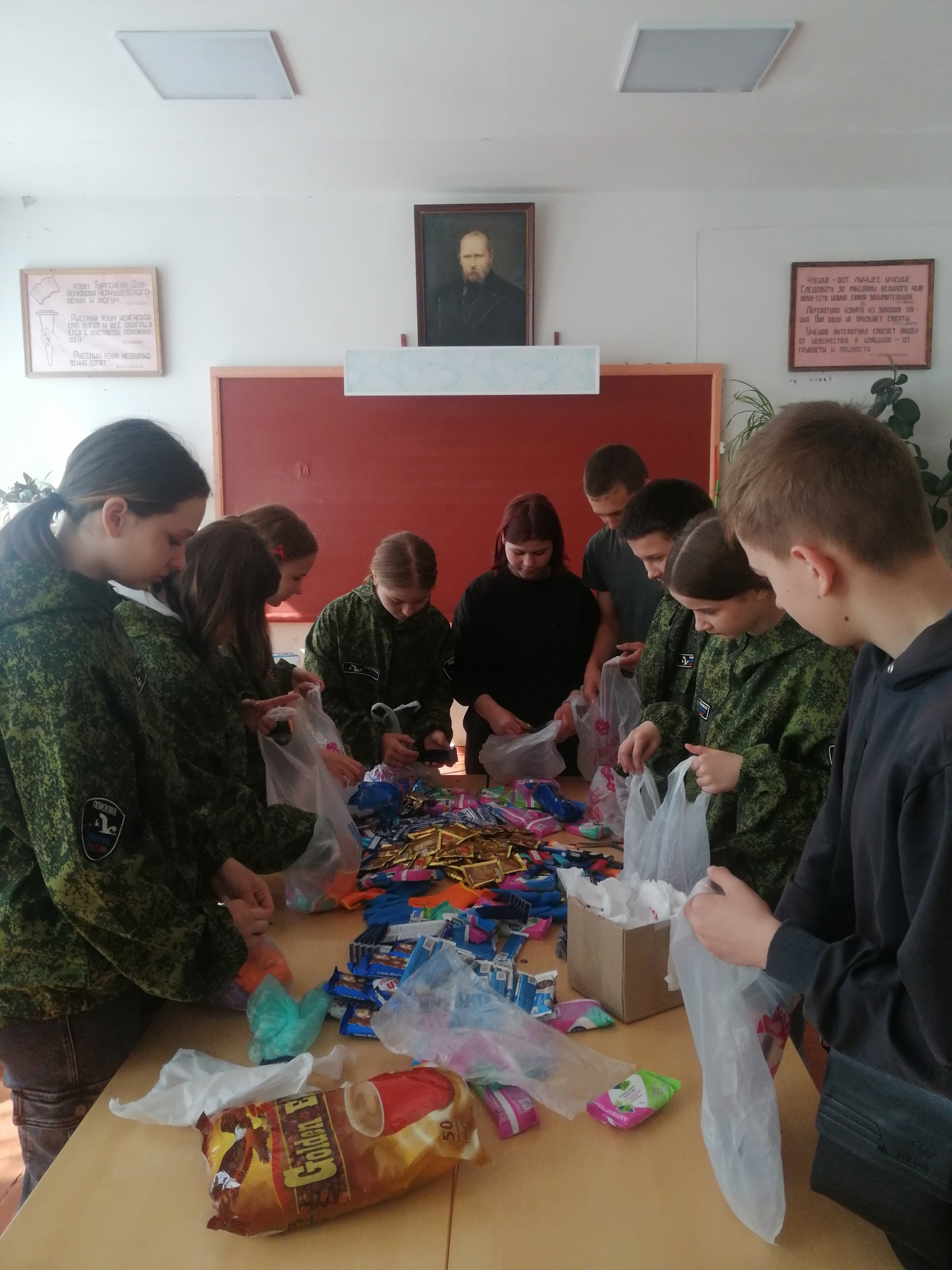 Очередную партию гуманитарной помощи военнослужащим, находящимся в зоне СВО, готовят школьники и бойцы поискового отряда «Факел» из села Полетаево.